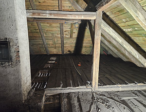 Zateplení stropu zděného domu pomocí foukané izolace